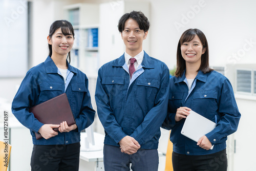 Foto オフィスで会議をする作業服のエンジニア