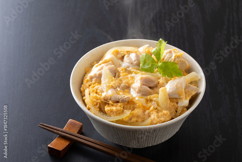 親子丼を食べる