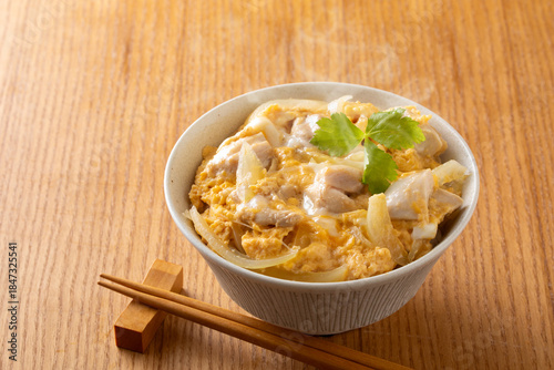 親子丼を食べる