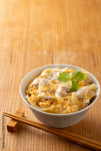 親子丼を食べる