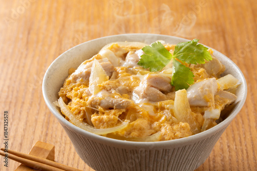 親子丼を食べる