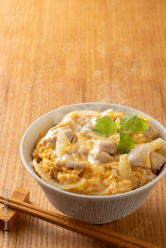 親子丼を食べる