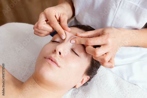 Massaggio sul volto ad occhi chiusi