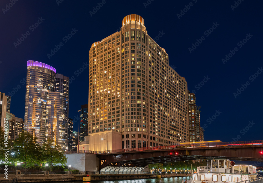 Obraz premium Night in Chicago city downtown. Skyscraper architecture. Chicago city cityscape. Cityscape night with skyscraper building. Skyline architecture. Chicago city with illuminated towers