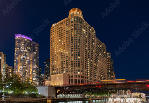 Quadro em tela Night in Chicago city downtown
