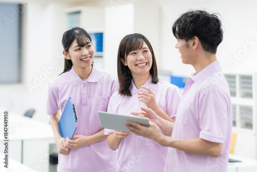 Quadro su tela 介護施設の事務所の若い男女の介護士
