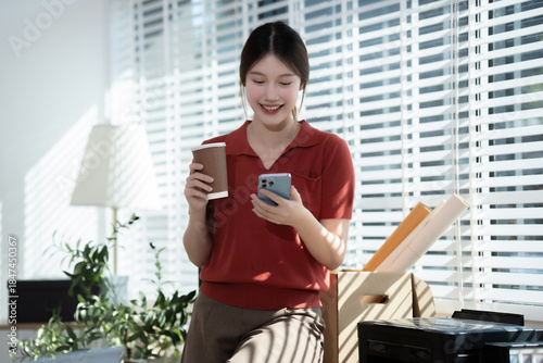 Foto Asian office worker  important documents in a modern workplace, demonstrating co