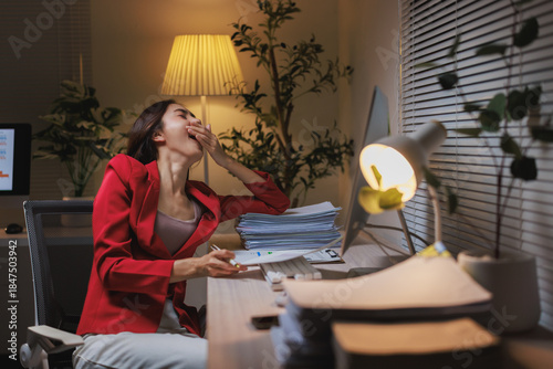 Quadro em tela Tired businesswoman yawning working late in office