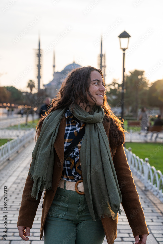 Obraz premium Woman experiencing istanbul during her turkey travel adventure