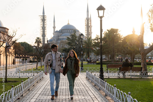 Photography Couple walking hand in hand at sunset in istanbul park near blue mosque