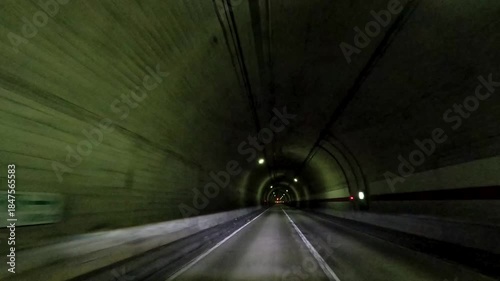 出口が見えない暗いトンネル