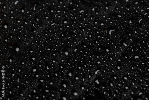 Foto shiny surface covered with clear water droplets of different sizes, black glass