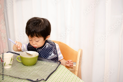 食事中の子供