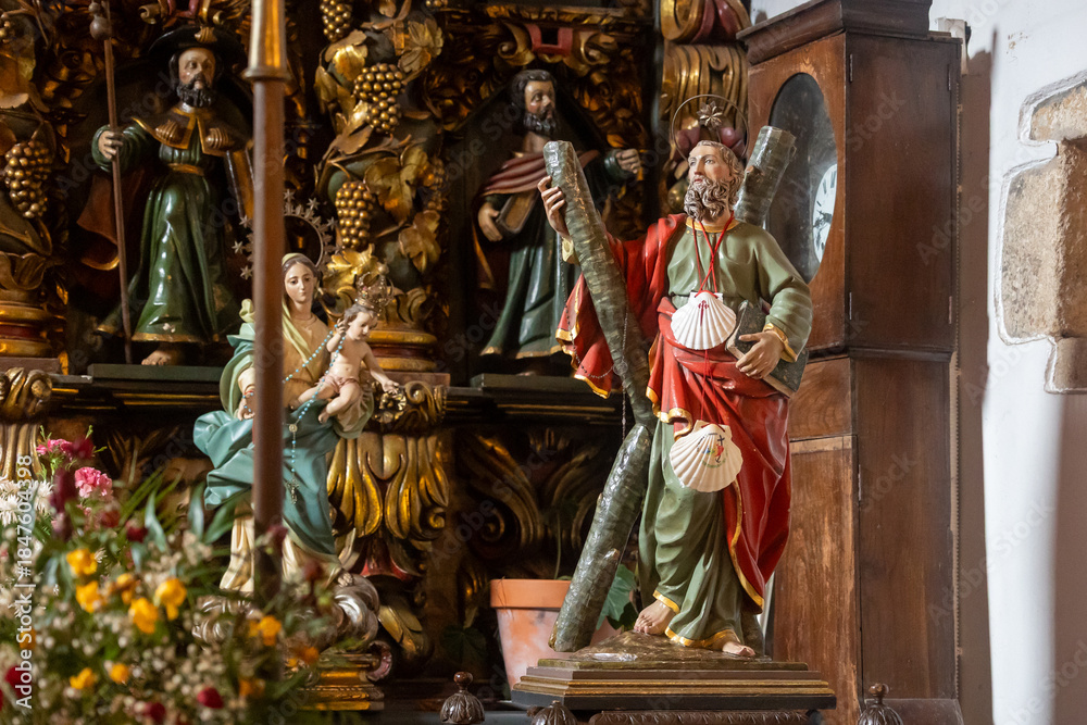 Obraz premium San andrés de teixido altarpiece showing religious sculptures