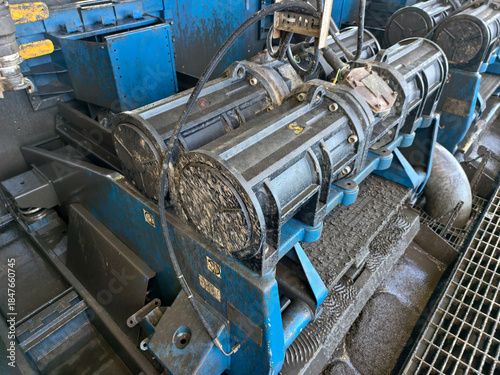 Quadro em tela A shale shaker on an oil rig is a vibrating screen that separates large drilled solids, or cuttings, from the drilling fluid, or mud