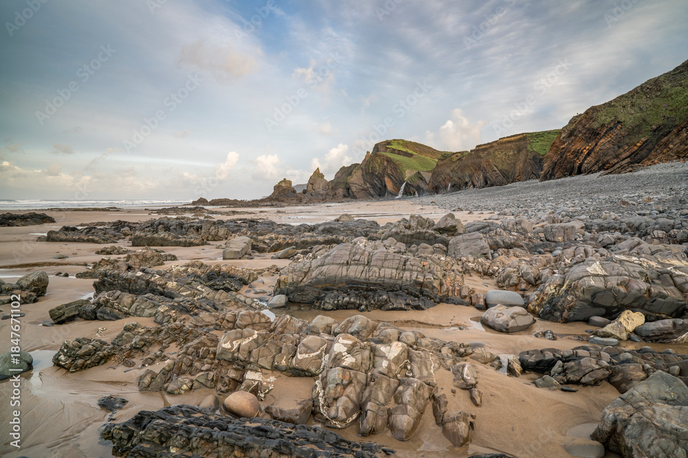 Obraz premium Prehistoric rocks revealed at low tide