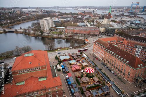 Luftaufnahme vom Kieler Weihnachtsmarkt an einem trüben Tag im Dezember 2025 auf dem Rathausplatz