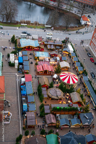 Luftaufnahme vom Kieler Weihnachtsmarkt an einem trüben Tag im Dezember 2025 auf dem Rathausplatz