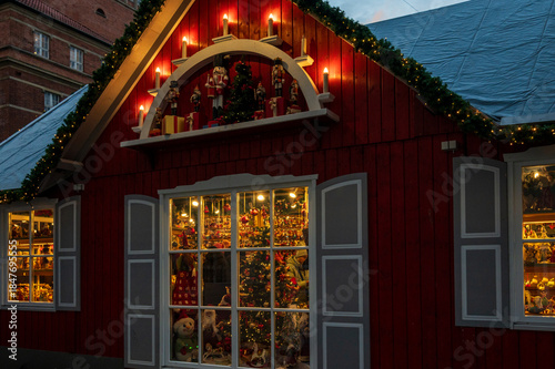 Kiel, Deutschland, 11.12.25, Fenster einer Bude auf dem Wiehnachtsmarkt Rathauspkats mit Weihnachtsschmuck