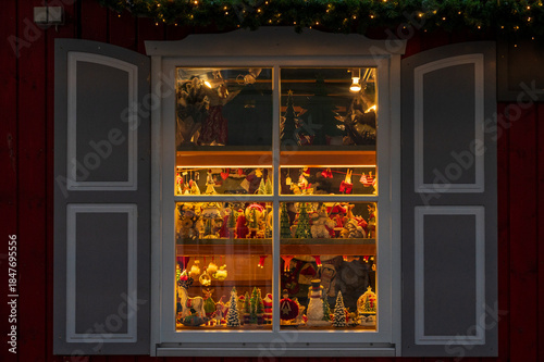 Kiel, Deutschland, 11.12.25, Fenster einer Bude auf dem Wiehnachtsmarkt Rathauspkats mit Weihnachtsschmuck