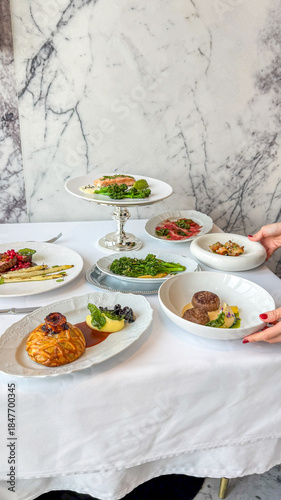 Fotografia A lavish spread of gourmet hors d'oeuvres on marble evokes a Francophile brunch