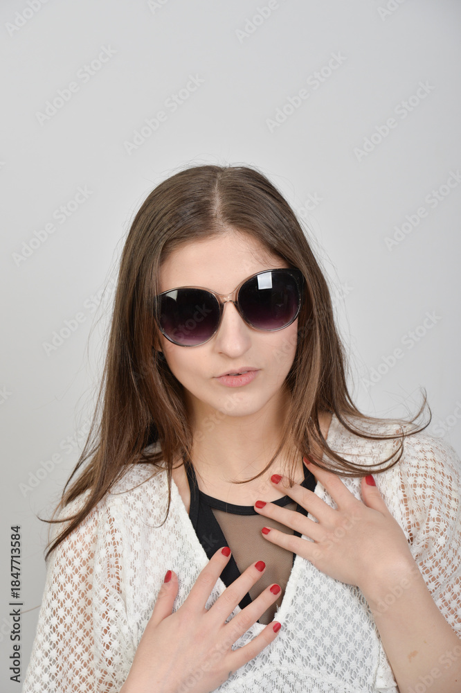 Naklejka premium frau, chapeau, gestalten, schönheit, sommer, hut, bikini, beachwear, badeanzug, isoliert, studio, fotoshooting, urlaub, ferien, holiday, baden, leitbild, haar, leute, bekleidung, person, atelier, glam