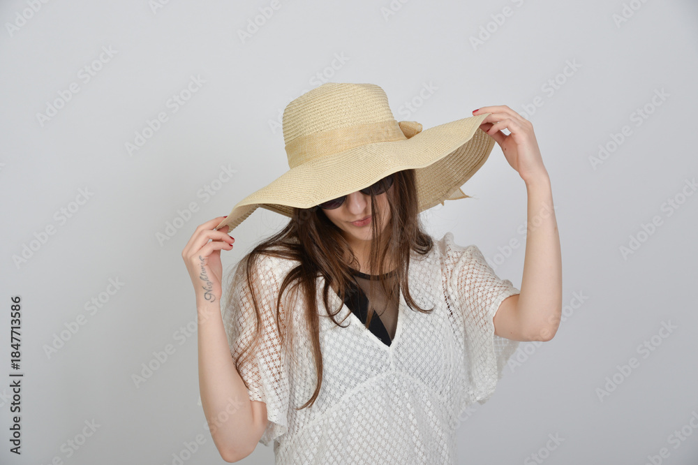 Naklejka premium frau, chapeau, gestalten, schönheit, sommer, hut, bikini, beachwear, badeanzug, isoliert, studio, fotoshooting, urlaub, ferien, holiday, baden, leitbild, haar, leute, bekleidung, person, atelier, glam