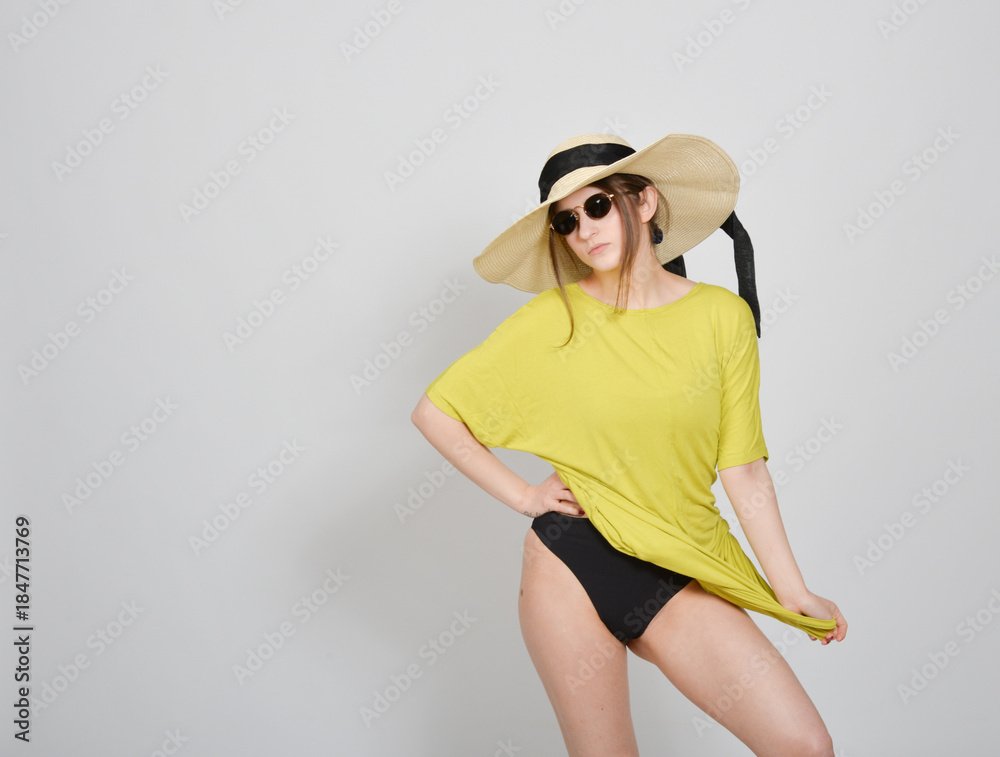 Naklejka premium frau, chapeau, gestalten, schönheit, sommer, hut, bikini, beachwear, badeanzug, isoliert, studio, fotoshooting, urlaub, ferien, holiday, baden, leitbild, haar, leute, bekleidung, person, atelier, glam