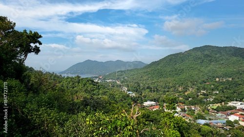 Fotografia Ko Tao island village view with green hills and tropical landscape, Surat Thani, Thailand, Southeast Asia