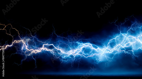 暗闇に激しく落ちる青い稲妻