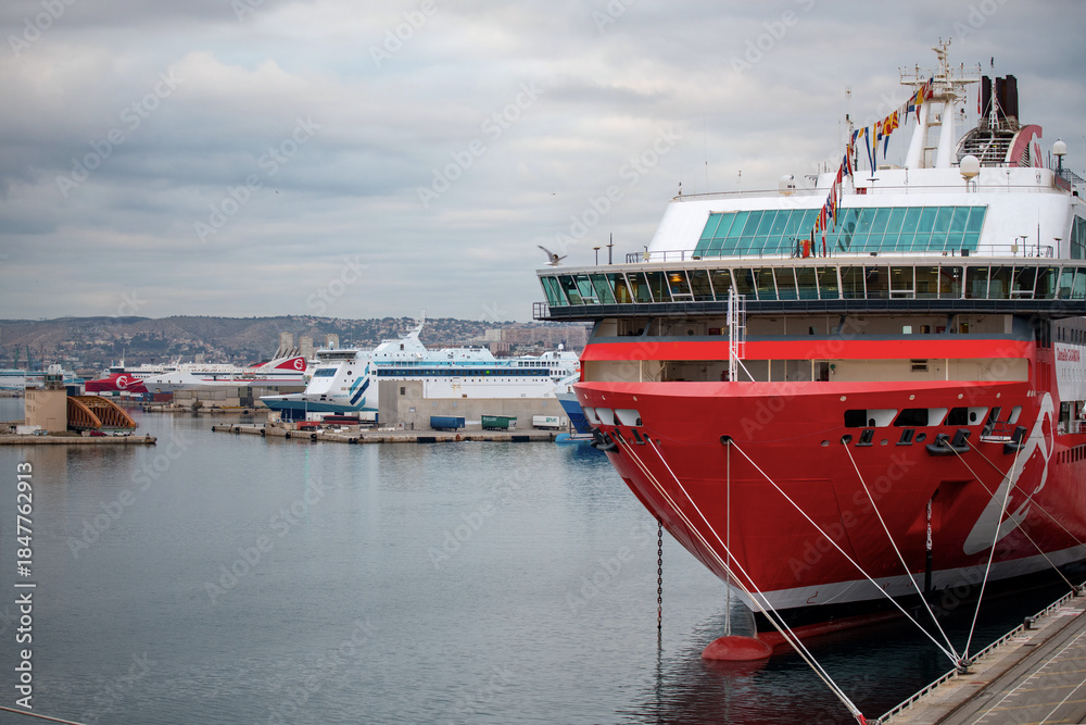 Fototapeta premium Ferrys à quai dans le port de Marseille