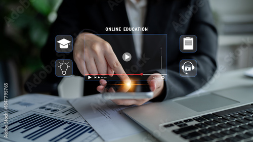Bild auf Leinwand An online education and e-learning platform for distance learning