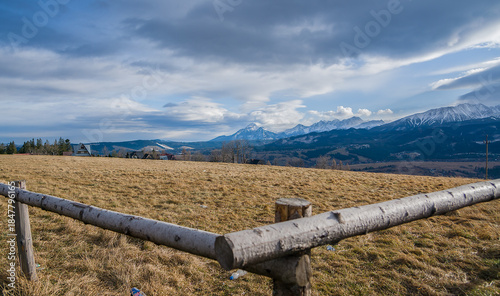 Widok na góry w zimowej scenerii