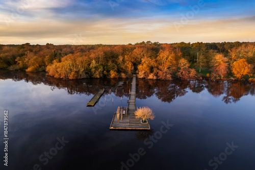 Ponton au coucher du soleil sur le lac d'Azur dans les Landes