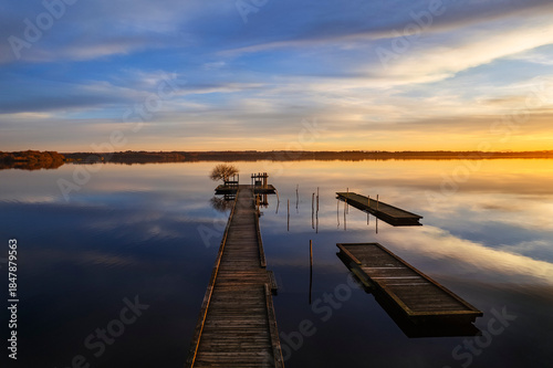Ponton au coucher du soleil sur le lac d'Azur dans les Landes
