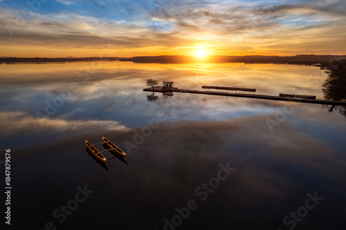 Ponton au coucher du soleil sur le lac d'Azur dans les Landes