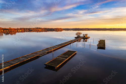 Ponton au coucher du soleil sur le lac d'Azur dans les Landes