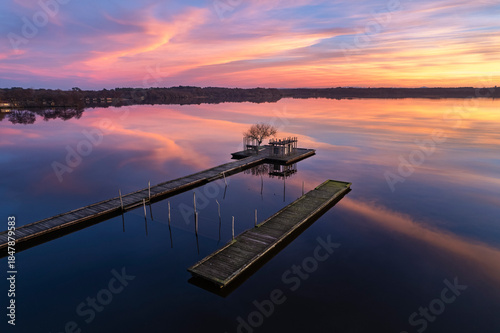 Ponton au coucher du soleil sur le lac d'Azur dans les Landes