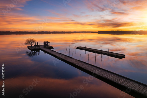 Ponton au coucher du soleil sur le lac d'Azur dans les Landes