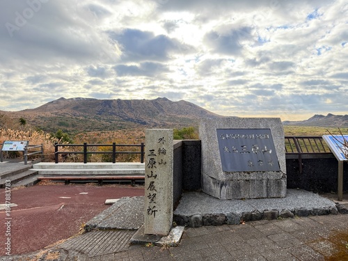 Foto Volcanic Crater and Hiking Landscape on Mount Mihara, Izu Oshima Island, Tokyo,