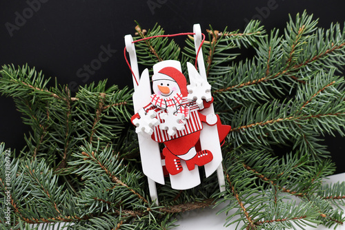 le père noël sur la luge à suspendre dans le sapin