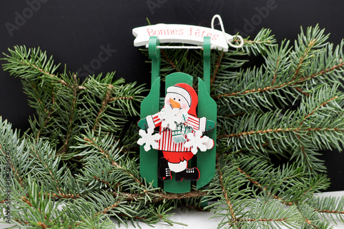 un père Noël audacieux sur sa luge