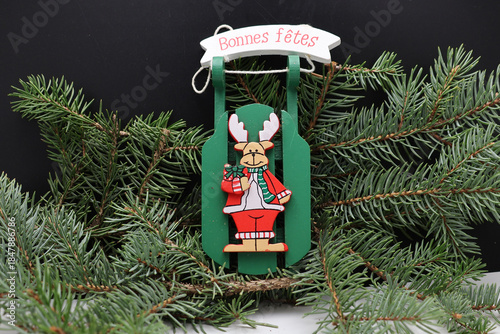 un renne sur la luge à suspendre