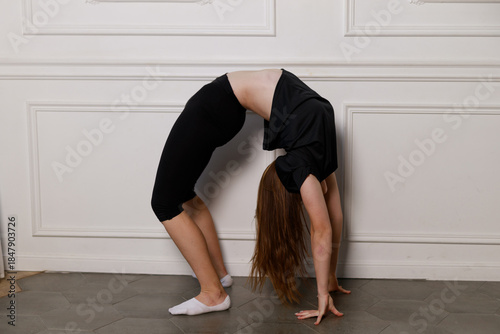 Home gymnastics workout for a teenage girl	