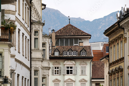 Cuadro en lienzo bressanone medieval village in south tyrol old buildings detail