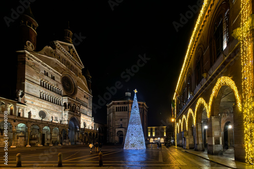 Piazza duomo a Cremona con gli addobbi natalizi e sullo sfondo dietro l'albero il battistero
