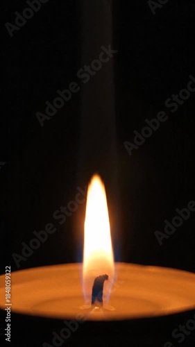 静かに揺れるキャンドルの炎と立ち上る煙、ループする縦背景01