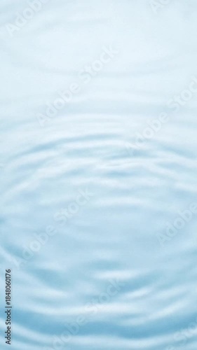 澄み切った水面と広がる波紋、清潔感のあるミニマル縦背景01