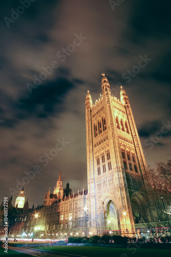Canvas-taulu Victoria Tower at night in London