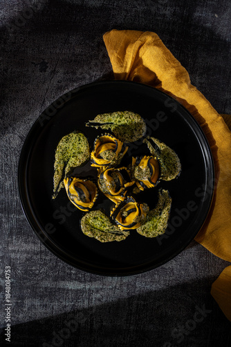 pastas caseras amarilla negra recien hecha lista para comer 